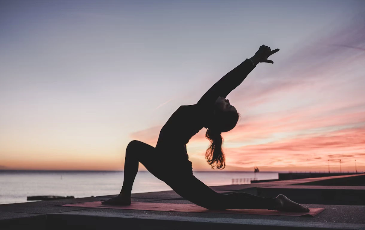 Vista exterior de un estudio de yoga minimalista